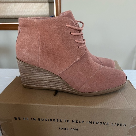NIB TOMS Hyde women’s suede boots, Size 8 laced up, wedge heel, gorgeous color - Picture 2 of 7